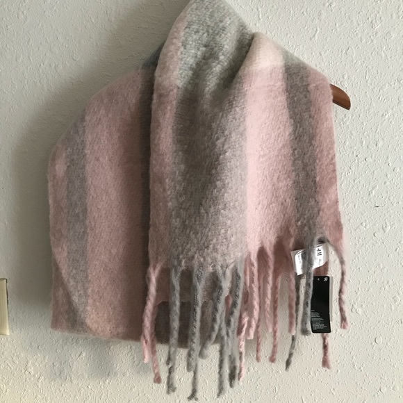 H&M Accessories - NWT H&M Pink & Gray Scarf